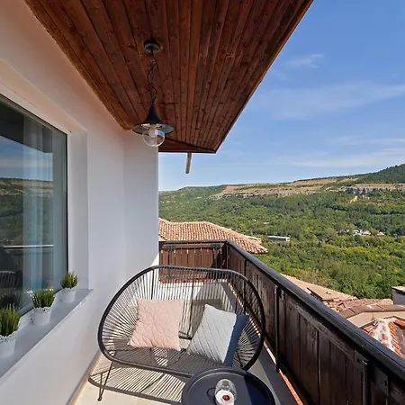 מלון דירות Adel 4*