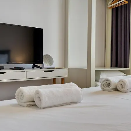 Adel מלון דירות 4*